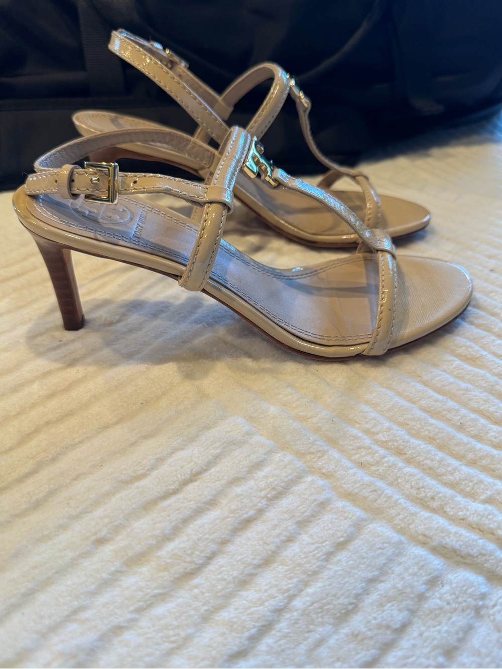 Tory Burch Beige Patent Leather T-Strap Sandals with Gold Logo - Picture 2 of 4